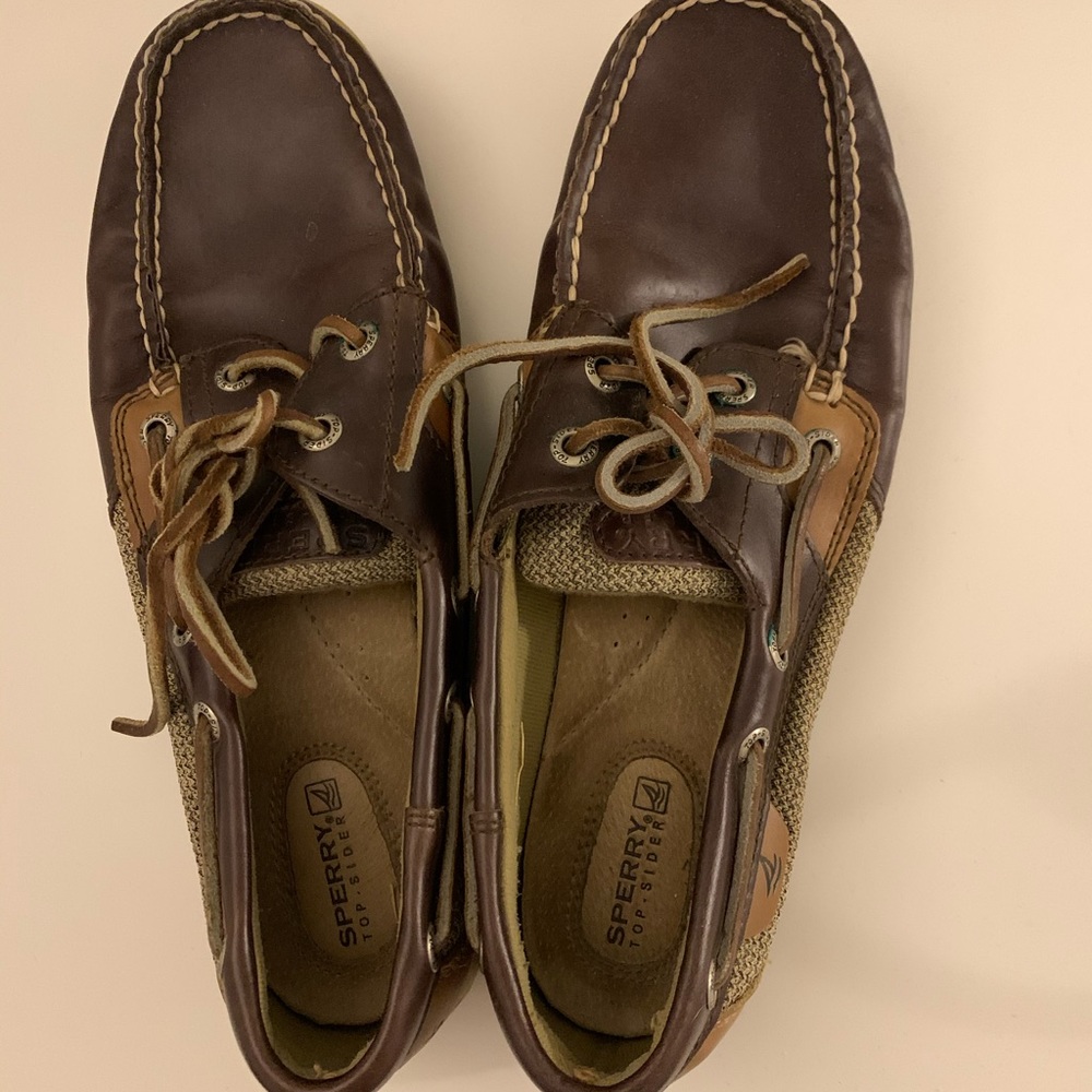 Tan women’s speedy topsides. Size 8, worn once